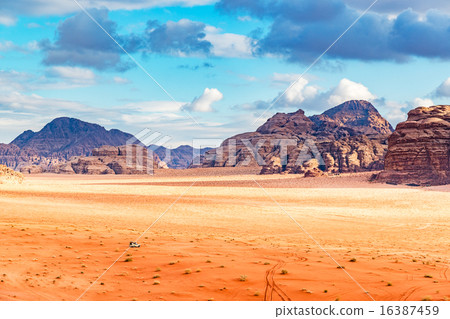 約旦的沙漠（約旦，瓦迪拉姆保護區） 16387459