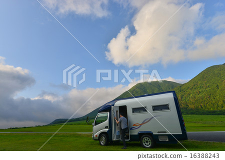 Landscape with camper perming Seasonal landscape photo material 16388243