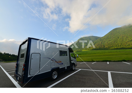 Landscape with camper perming Seasonal landscape photo material 16388252