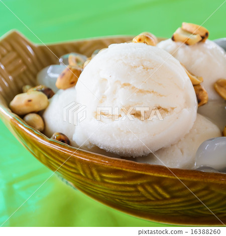 Coconut icecream 16388260