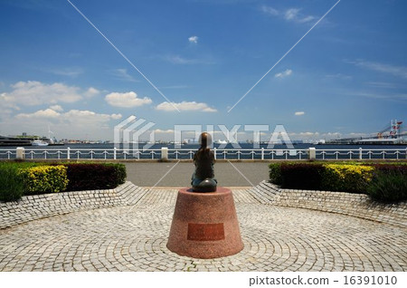  Statue of Yamashita Park's "Girls wearing red shoes" 16391010