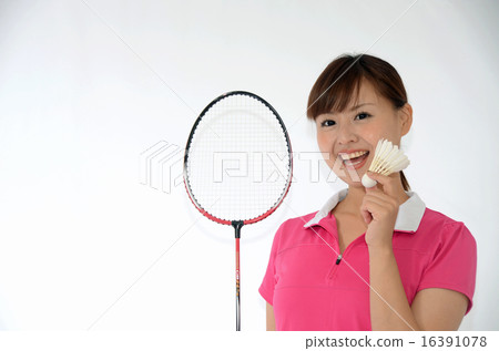 打羽毛球的一位小姐 16391078