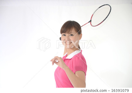 打羽毛球的一位小姐 打羽毛球的一位小姐 16391079