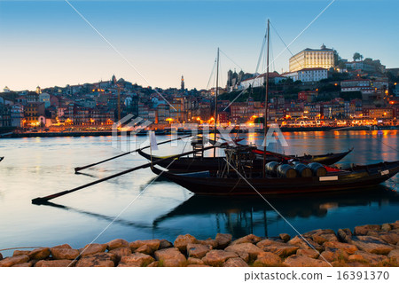 Night scene of Porto, Portugal 16391370