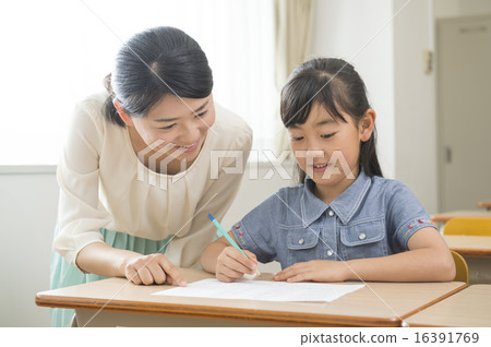 Elementary school students and teachers 16391769