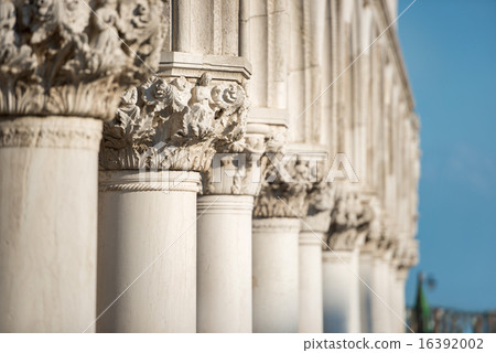 Column Sculptures 16392002