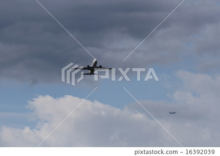 B737在羽田機場起飛 16392039