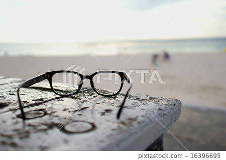 晚上海灘和黑眼鏡眼鏡 16396695