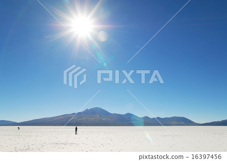 玻利維亞烏尤尼鹽湖強烈陽光 16397456