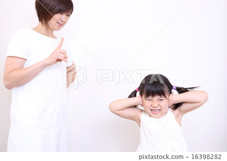 一個女孩被她的母親責罵並停止了她的耳朵 16398282