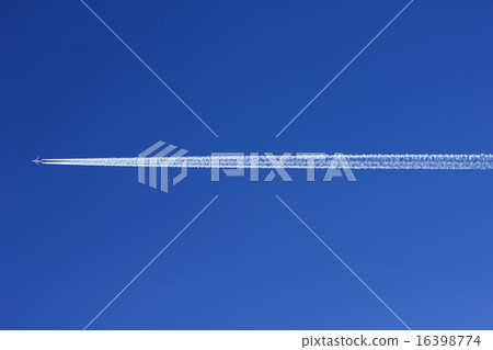 噴氣機班機飛行，當飛行與飛機雲彩時的晴朗的天空 16398774