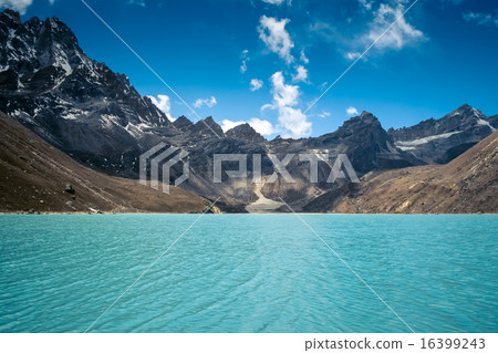 Beautiful snow-capped mountains with lake 16399243