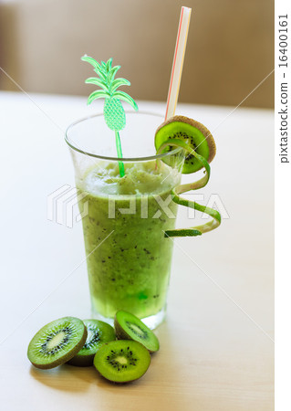 cocktail with kiwi cocktail with kiwi 16400161