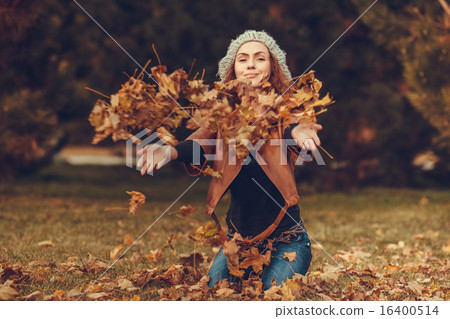 girl in autumn park 16400514