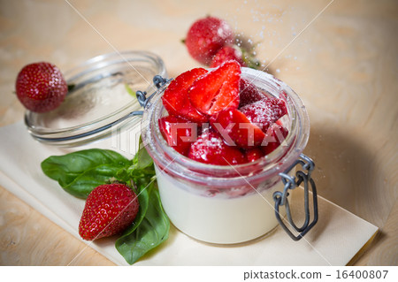 Strawberry tiramisu with mascarpone. 16400807