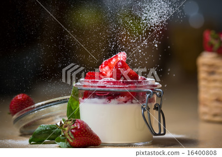 Strawberry tiramisu with mascarpone. 16400808