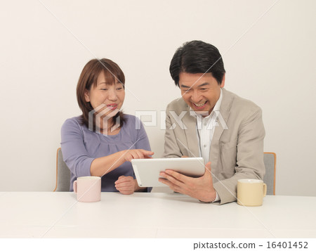 Senior couple looking at tablet 16401452