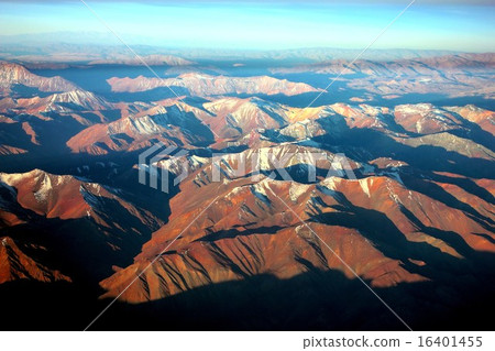 在夕陽南美安第斯山脈的山頂染成紅色 16401455