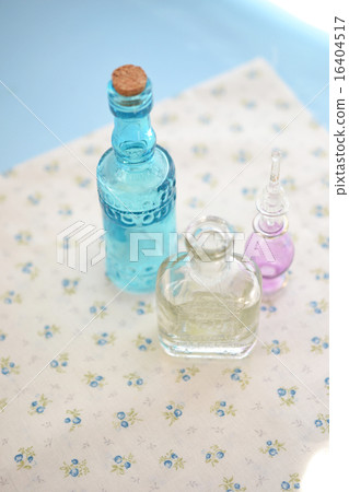 軟木瓶和香水瓶 16404517