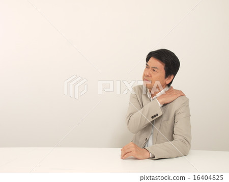一個把手放在肩膀上的中年男人 16404825