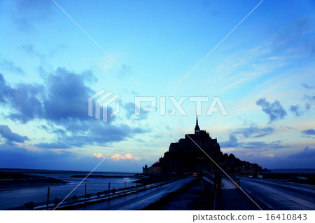 Morning sun of Mont Saint Michel 16410843