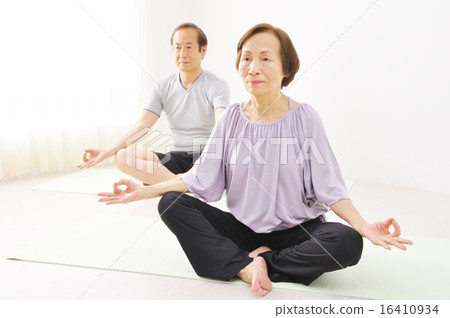 Senior couple who practice yoga for purchasers Let's put a title easy to do. Senior couple who practice yoga for purchasers Let's put a title easy to do. 16410934