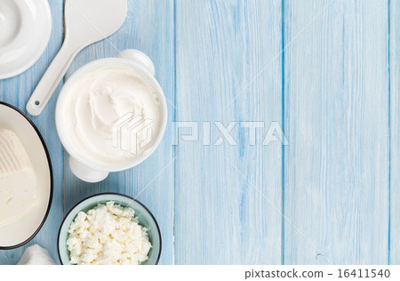 Sour cream, milk, cheese and yogurt 16411540