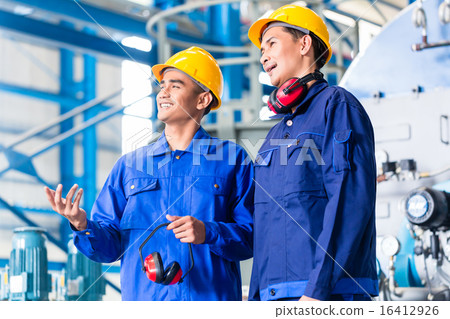 Worker in Asian manufacturing plant 16412926