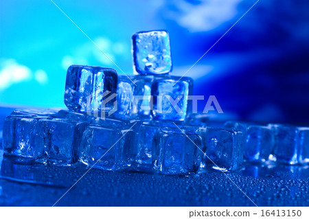 Blue and shiny ice cubes 16413150