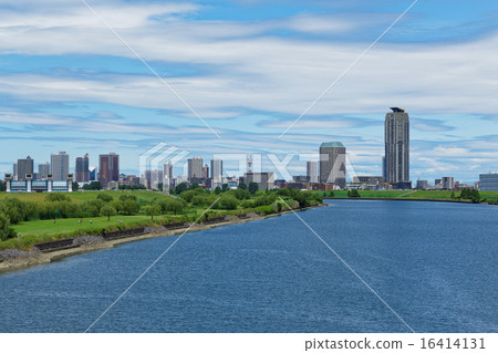 Kawaguchi Motoho的住宅區傳播在鹿島橋樑的藍天 16414131