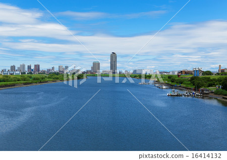 Kawaguchi Motoho的住宅區傳播在鹿島橋樑的藍天 16414132