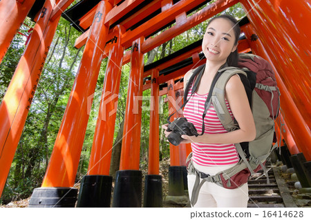 backpacker with camera 16414628