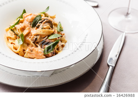 seafood pasta 16426988
