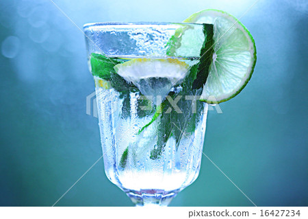 homemade lemonade lemon mint ice in a glass homemade lemonade lemon mint ice in a glass 16427234