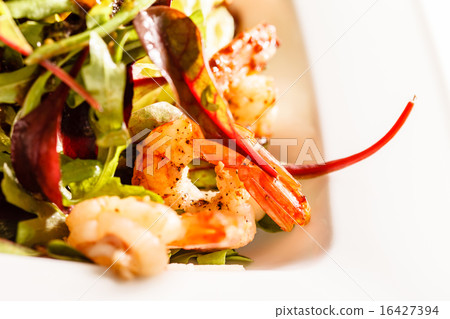 salad with shrimps 16427394