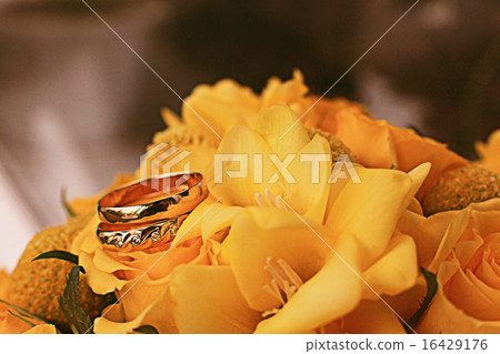 wedding rings wedding flowers yellow wedding rings wedding flowers yellow 16429176