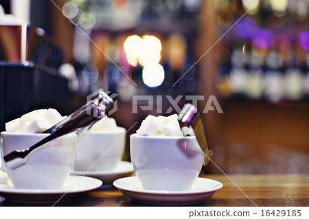 serving food in a restaurant 16429185