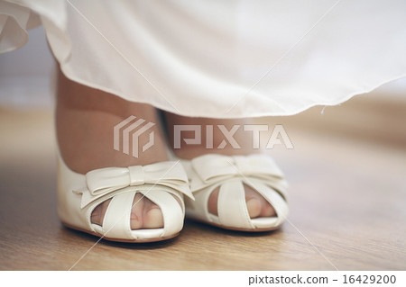 white wedding shoes 16429200