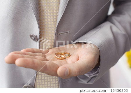 Wedding rings on the palm of the groom, marriage proposal Wedding rings on the palm of the groom, marriage proposal 16430203
