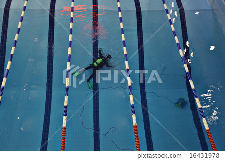 Swimming pool top view 16431978