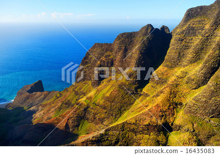 Aerial view of spectacular Na Pali coast, Kauai 16435083