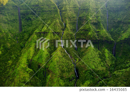 Mount Waialeale known as the wettest spot on Earth Mount Waialeale known as the wettest spot on Earth 16435085
