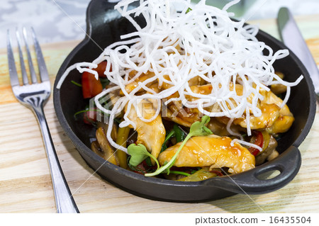 Chicken in sweet curry sauce with spaghetti Chicken in sweet curry sauce with spaghetti 16435504