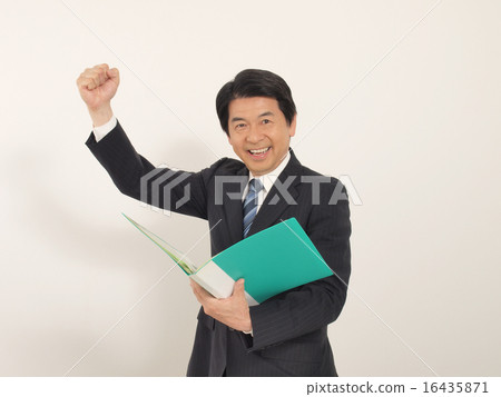 打膽量姿勢的資深商人 16435871