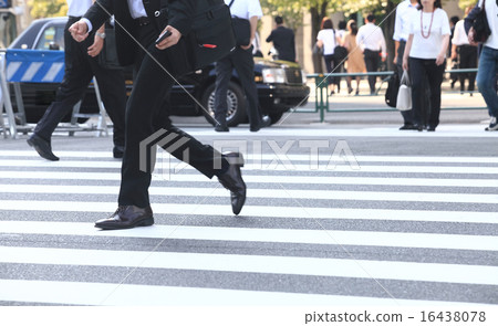 走在城市人群的商人圖像的圖像 走在城市人群的商人圖像的圖像 16438078