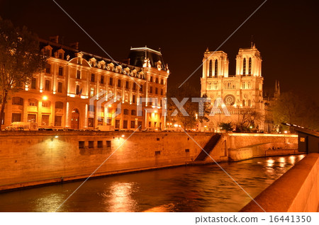 Notre Dame Cathedral at night 1 16441350