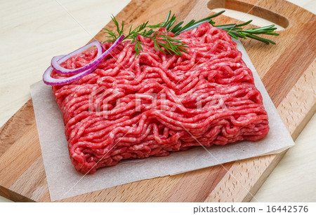 Raw beef minced meat 16442576