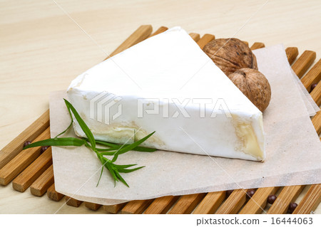 Brie cheese 16444063