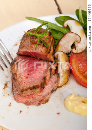 beef filet mignon grilled with vegetables 16446436