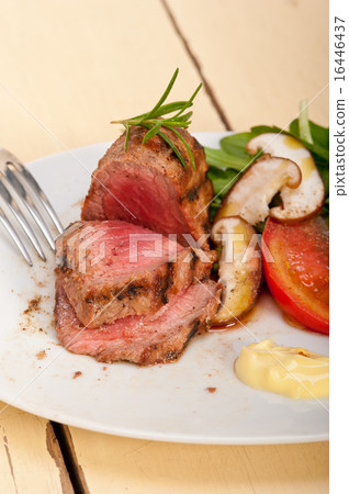beef filet mignon grilled with vegetables 16446437